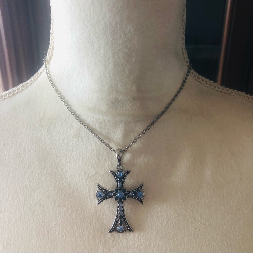 Blue stone cross pendant on chain necklace - Picture 3 of 9